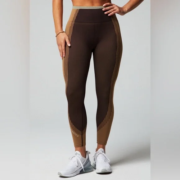 Fabletics Seamless Fusion Tan and Chocolate Set Size M - Picture 5 of 6